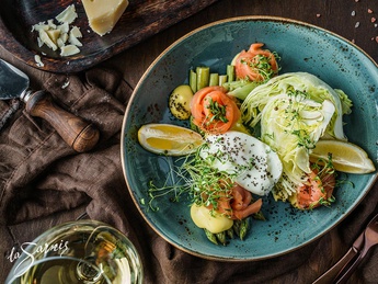 Salmon salad with asparagus and poached egg