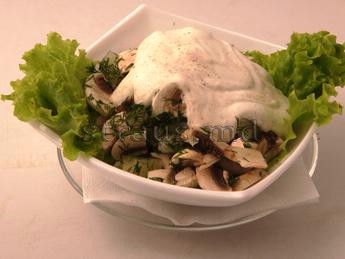 Salad with shrimps, pineapple & raw mushrooms