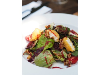 Salad leaves with fried goat cheese and beetroot