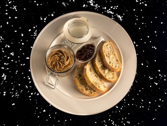 Pate de pui cu ceapa caramelizata si marmelada de mustar Pate de pui cu ceapa caramelizata si marmelada de mustar