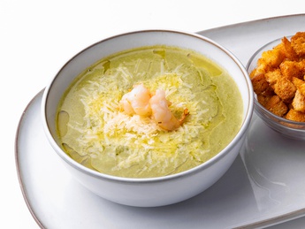 Шпинатный суп с креветками и пармезаном