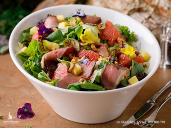 Green salad mix with smoked duck breast
