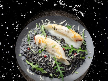 Fricassee with squid and black rice