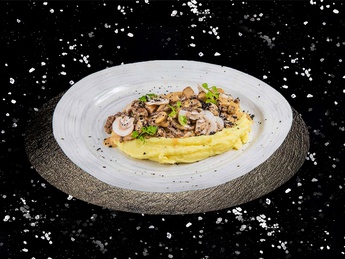 Stroganoff de vită cu piure de cartofi într-o farfurie cu cascaval Stroganoff de vită cu piure de cartofi într-o farfurie cu cascaval