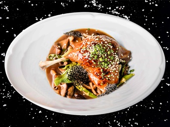 Pulpe de pui confit cu sparanghel învelite în bacon Pulpe de pui confit cu sparanghel învelite în bacon