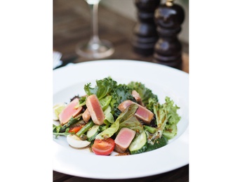Salad leaves with fried tuna