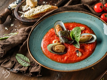 Tomato soup with mussels